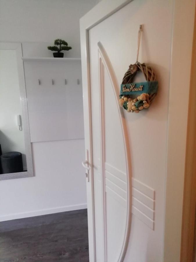 Salvus Apartman Apartment Егер Екстериор снимка